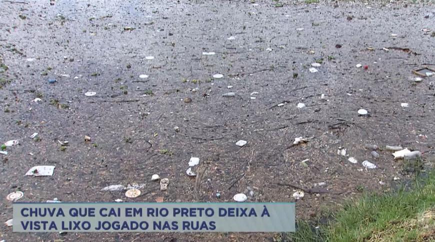 Chuva que cai em Rio Preto deixa à  vista lixo jogado nas ruas