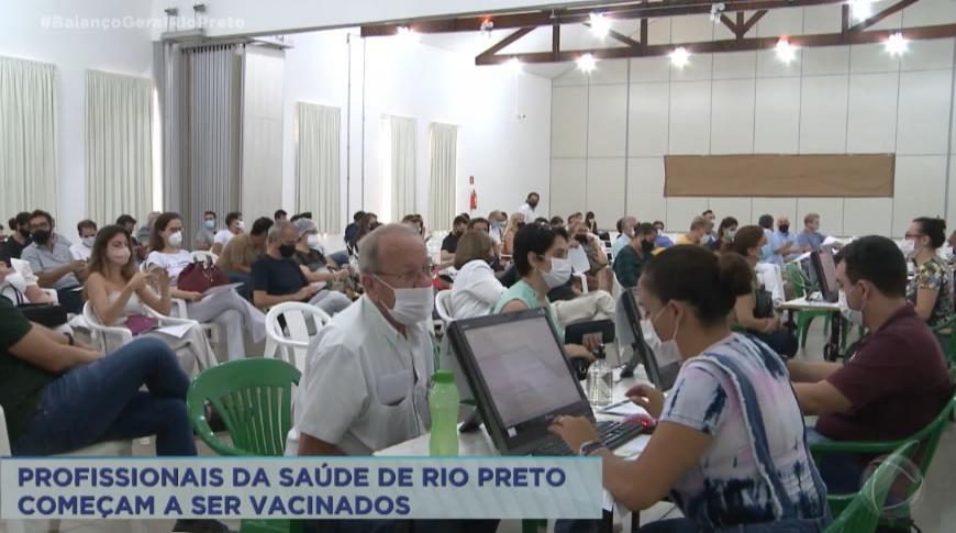 Profissionais da saúde de Rio Preto começam a ser vacinados