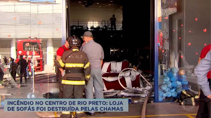 Loja de sofás foi destruída pelas chamas no centro de Rio Preto
