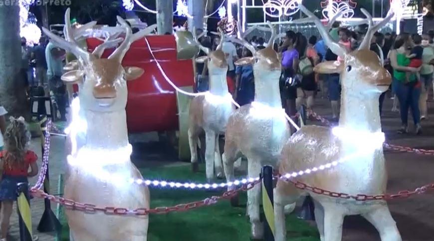 Iluminação de natal e chegada do Papai Noel animaram a noite de aniversário de  Araçatuba