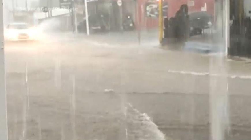 Chuvas alagam ruas e causam estragos em Rio Preto