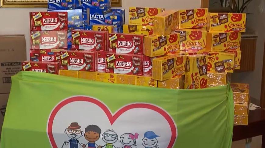 Voluntários se unem para arrecadar chocolates para crianças carentes