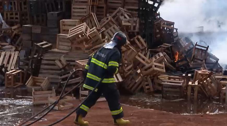 Incêndio atinge depósito de materiais  em madeira