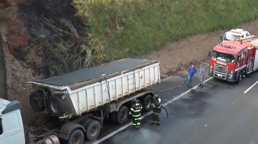 Pneu de caminhão estoura e pega fogo deixando transito lento na rodovia Washington Luís