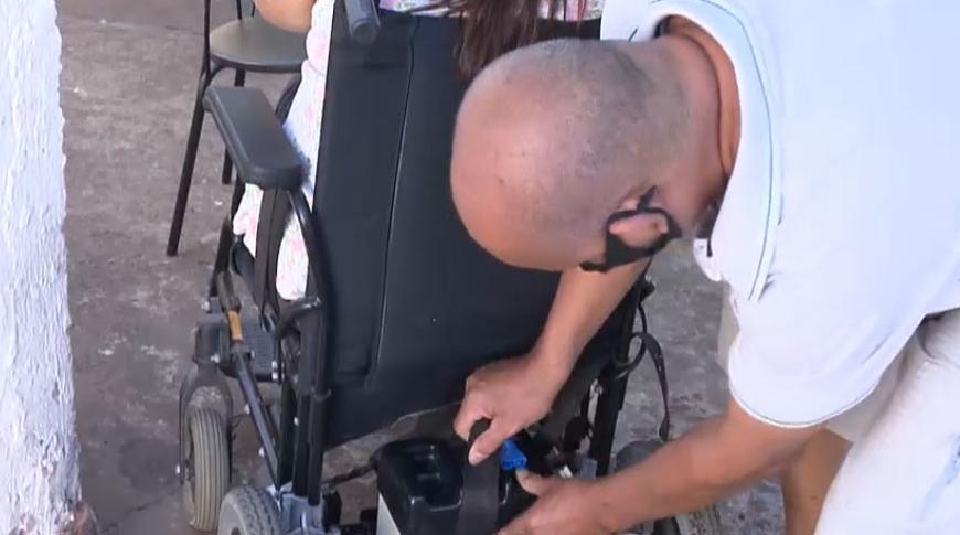 Aposentada pede ajuda para comprar baterias para a cadeira de rodas