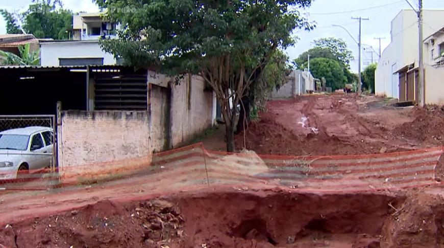 Moradores de um bairro de Rio Preto sofrem com a falta de asfalto no local