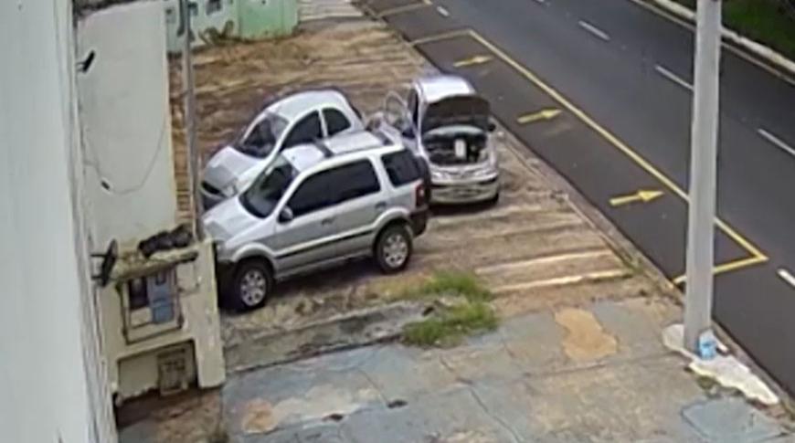Ladrão furta as 4 rodas de um carro em Rio Preto