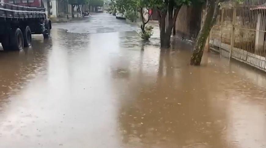 Obra interrompe fluxo de água e enxurrada invade casas em Mirassol