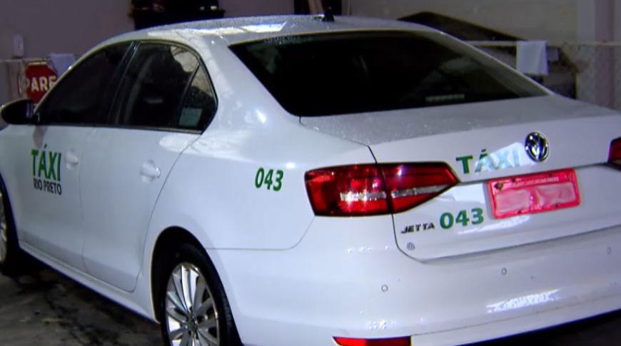 Frota de táxis de Rio Preto começa a ser padronizada com adesivos