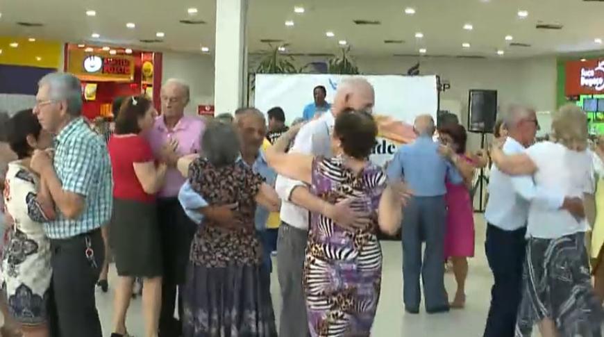 Bailes da terceira idade traz benefícios aos idosos