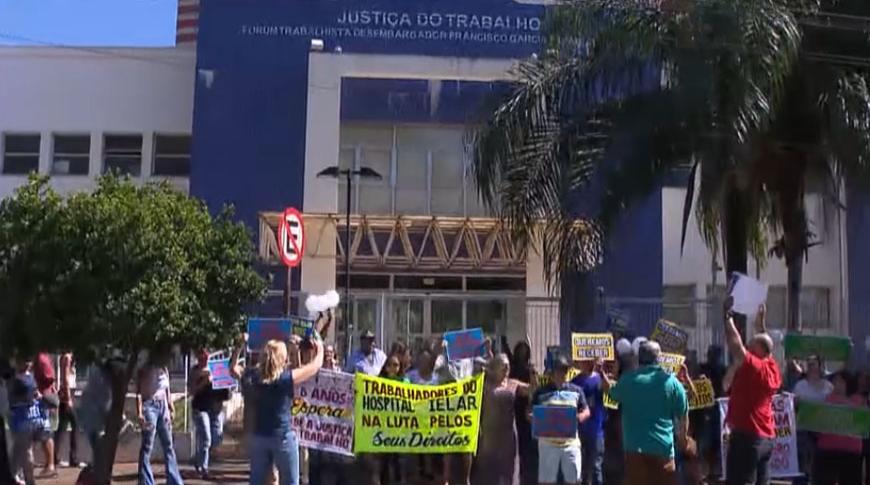 Ex-funcionários do Ielar protestam para receber direitos trabalhistas