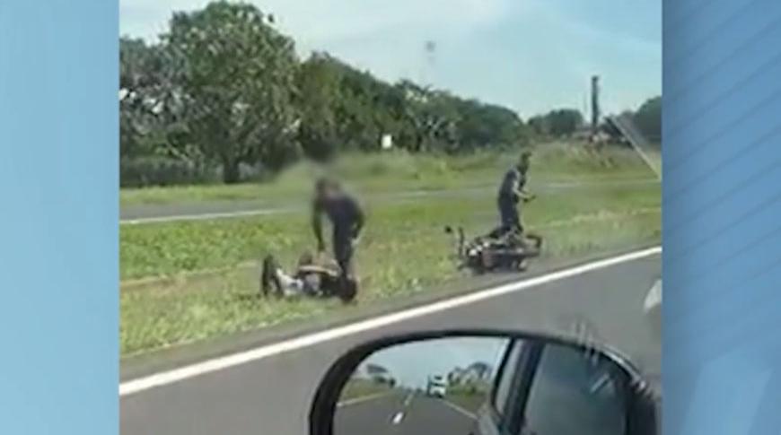 Policiais Militares são flagrados agredindo motociclista durante abordagem