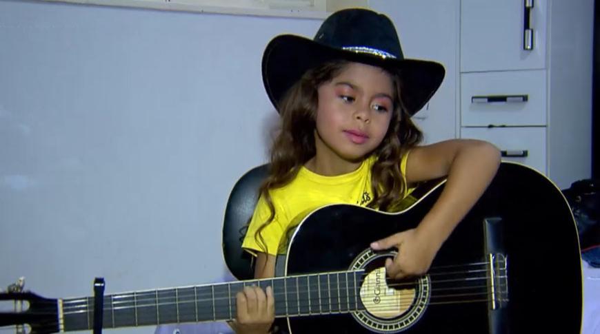 Menina considerada "Mini Boiadeira" sonha em conhecer  a cantora Ana Castela