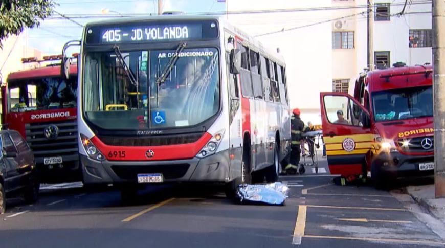 Motociclista morre ao ser atingida por ônibus circular em Rio Preto