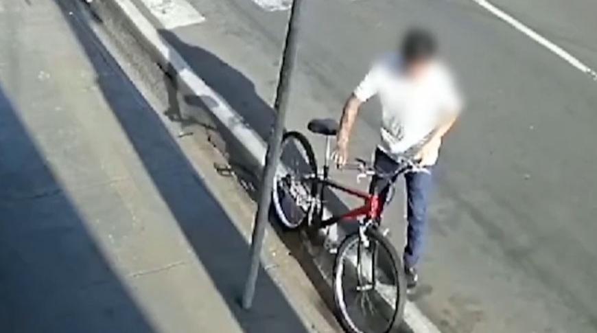 Flagrou, tá na Record: Câmera flagra homem furtando bicicleta em Rio Preto
