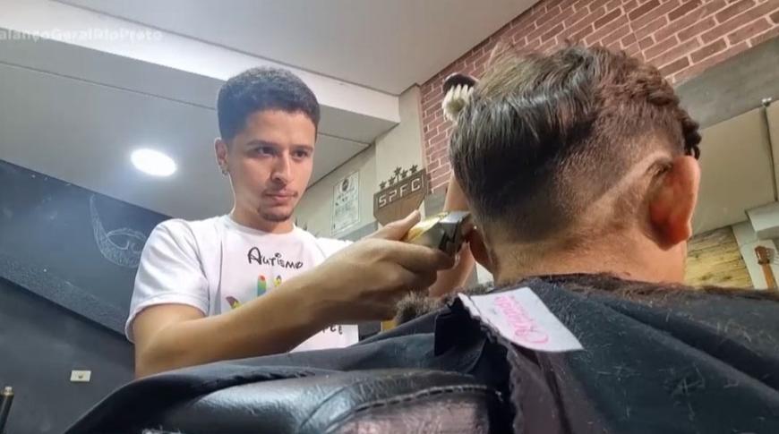 Família de barbeiros dedicam um dia para cuidar de pessoas com espectro autista