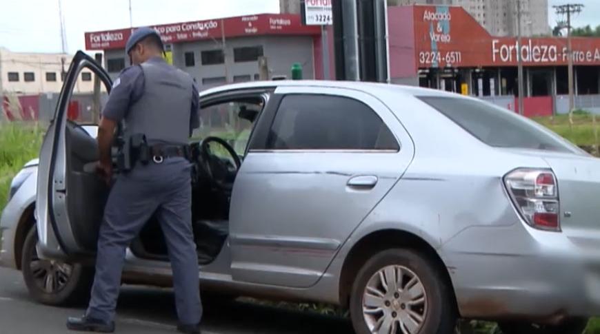 Polícia prende três suspeitos por roubar carro de motorista de aplicativo