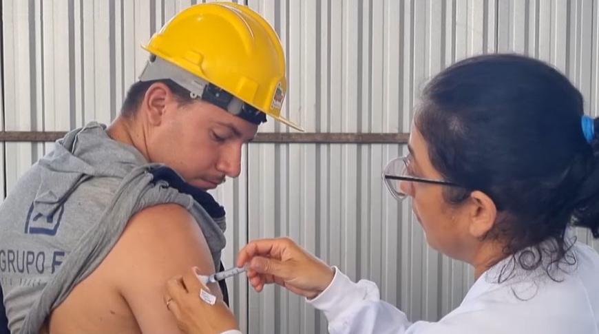 Mutirão de vacinação imuniza trabalhadores da construção civil