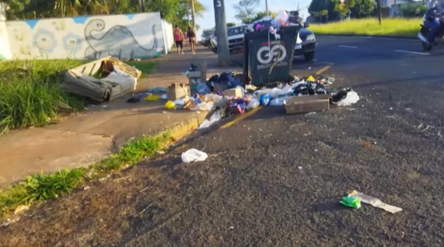 Lixo espalhado em avenida de Rio Preto causa transtorno
