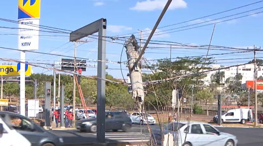 Caminhão danifica poste em Rio Preto
