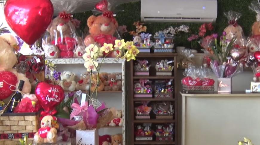 Flores e chocolates são procurados para o dia dos namorados