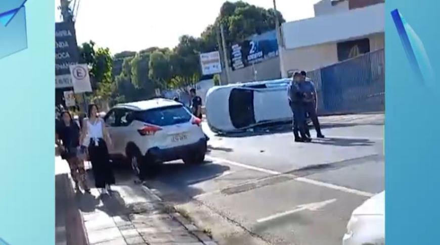 Homem capota o carro em Rio Preto