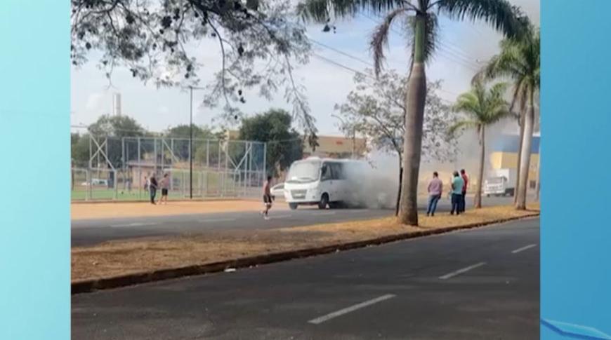 Flagrou, tá na Record: Ônibus pega fogo