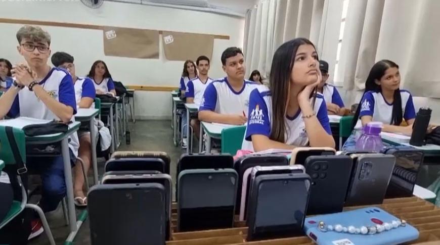 Escola de Mirassol cria regras para o uso de celulares