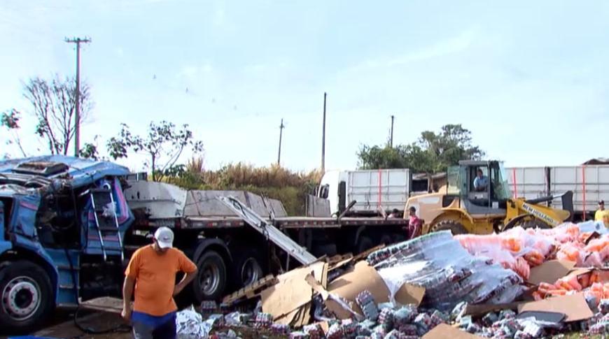 Motorista morre ao tombar caminhão em vicinal em Ibirá