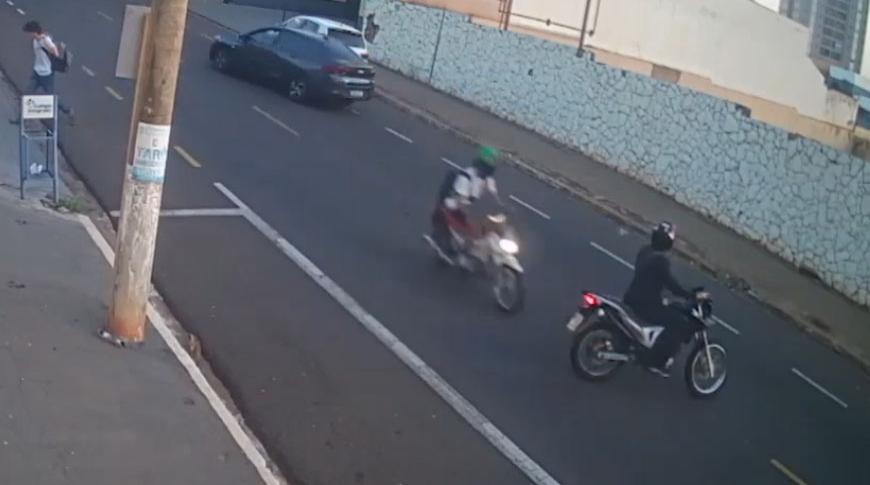 Polícia tenta identificar motociclista que causou acidente