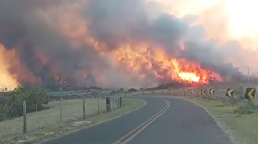 Equipes se reforçam para combater incêndios