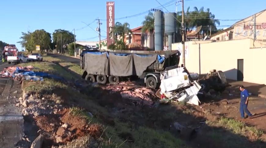 Motorista fica ferido após caminhão tombar