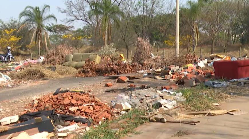 Rio Preto: moradores reclamam de sujeira nos bairros