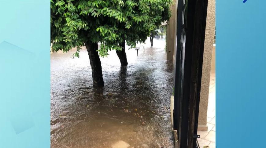 Moradores sofrem com casas alagadas em bairro de Rio Preto