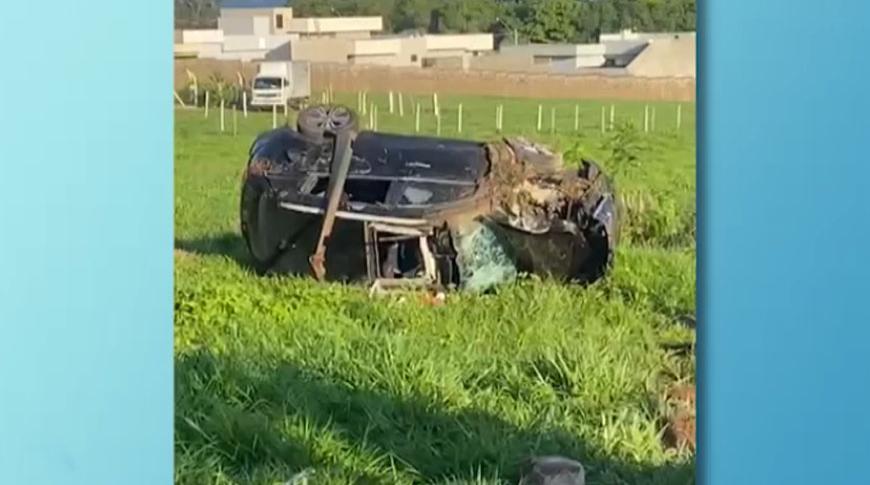 Mulher sem habilitação cai com carro em canal