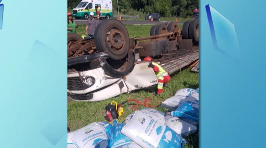 Caminhão tomba em canteiro de rodovia