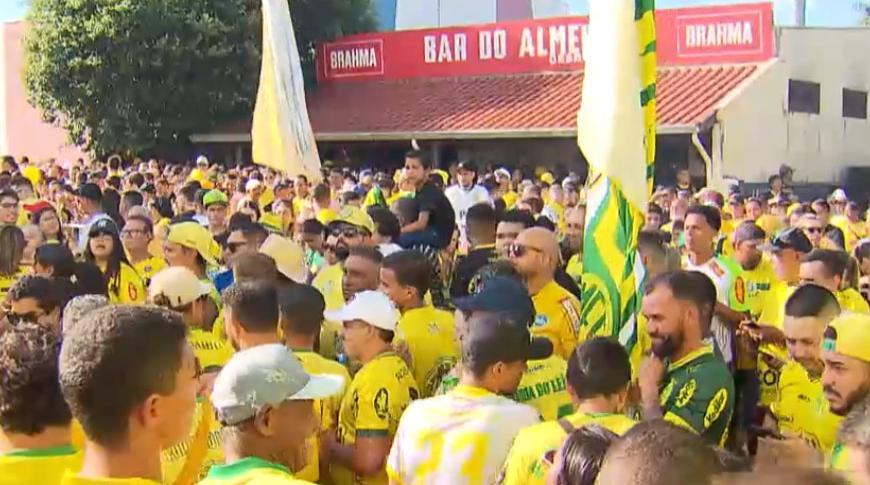 Torcedores do Mirassol fazem a festa do lado de fora do Maião