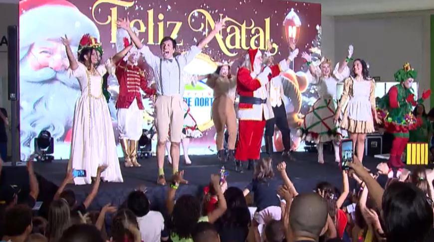 Decorações marcam a chegada de Papai Noel aos shoppings