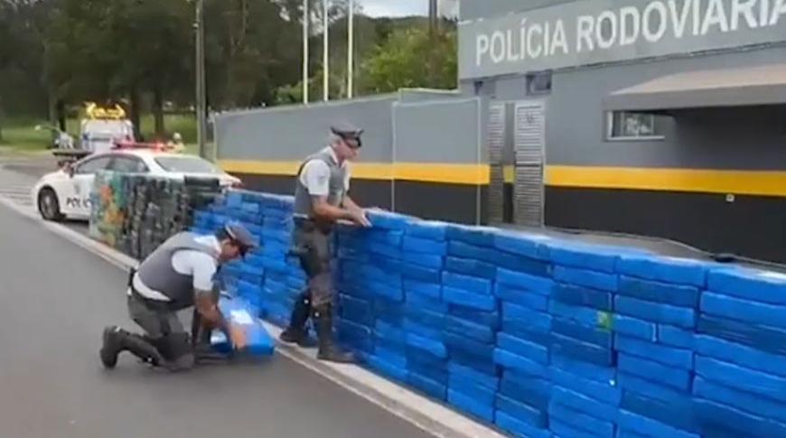 Carreta com 4 toneladas de maconha é apreendida