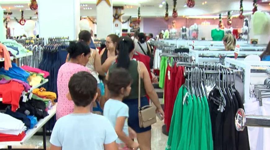 Compras de última hora para o Natal movimentam o comércio