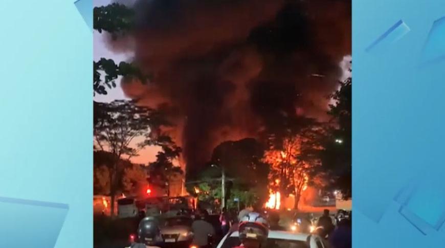 Garagem de ônibus de Andradina é destruída em incêndio