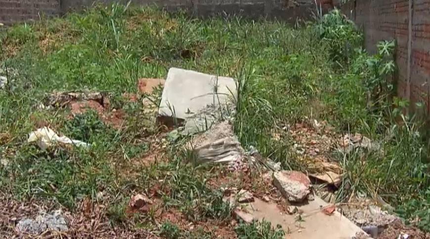 Moradores pedem limpeza de lote no bairro Jardim Buritis