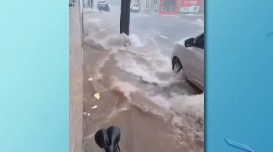 Chuva forte causa alagamentos em ruas de Votuporanga