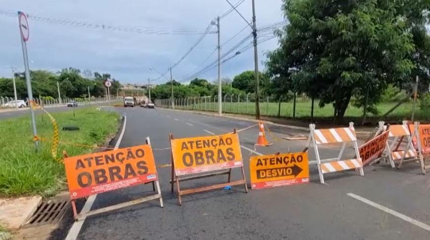 Motociclistas caem em buracos durante temporal