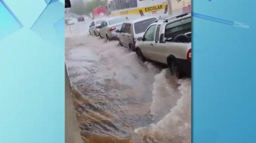 Chuva provoca alagamentos em Penápolis