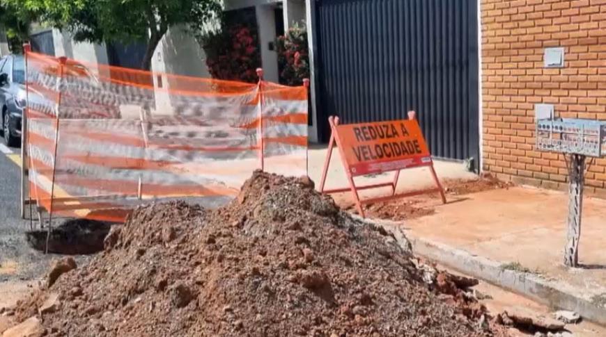 Moradora de Rio Preto reclama de buracos de obra